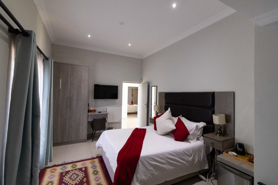 7 Bedroom Property for Sale in Sandbaai Western Cape